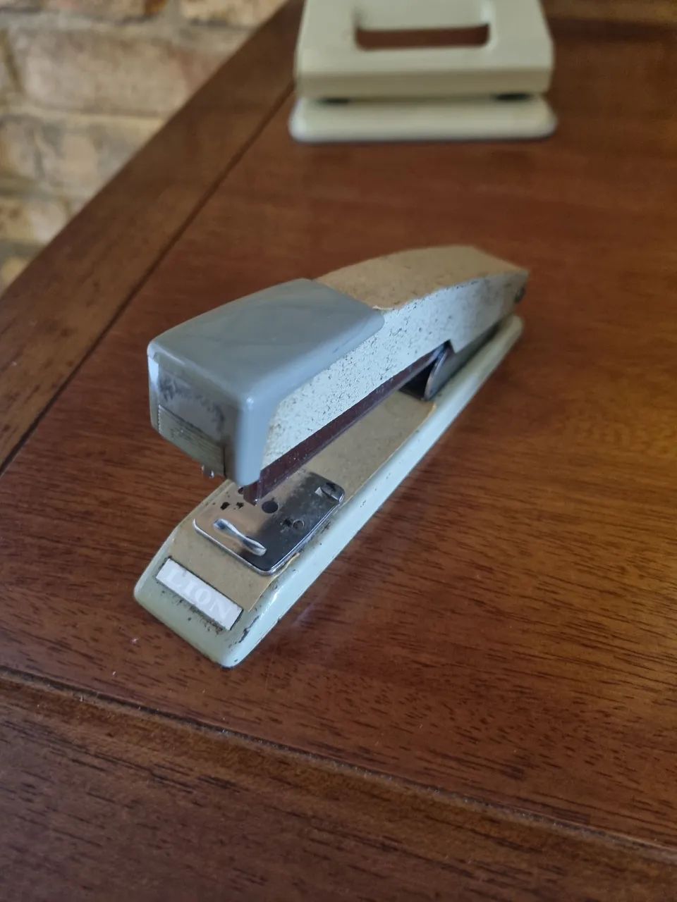 Grampeador e furador de papel vintage anos 70 - Foto 2