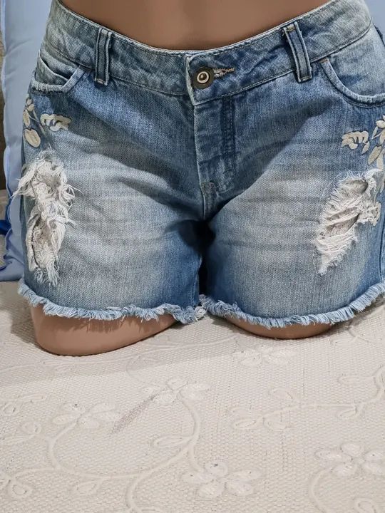 Short Jeans Desfiado com Detalhes em Renda