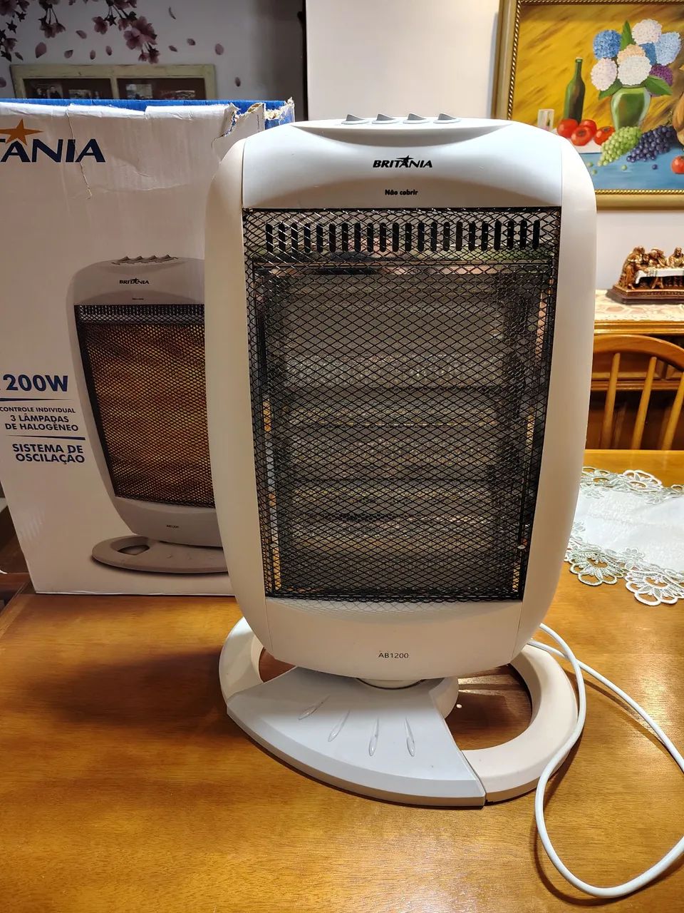 Aquecedor Britânia 200W com 3 Lâmpadas de Halogênio