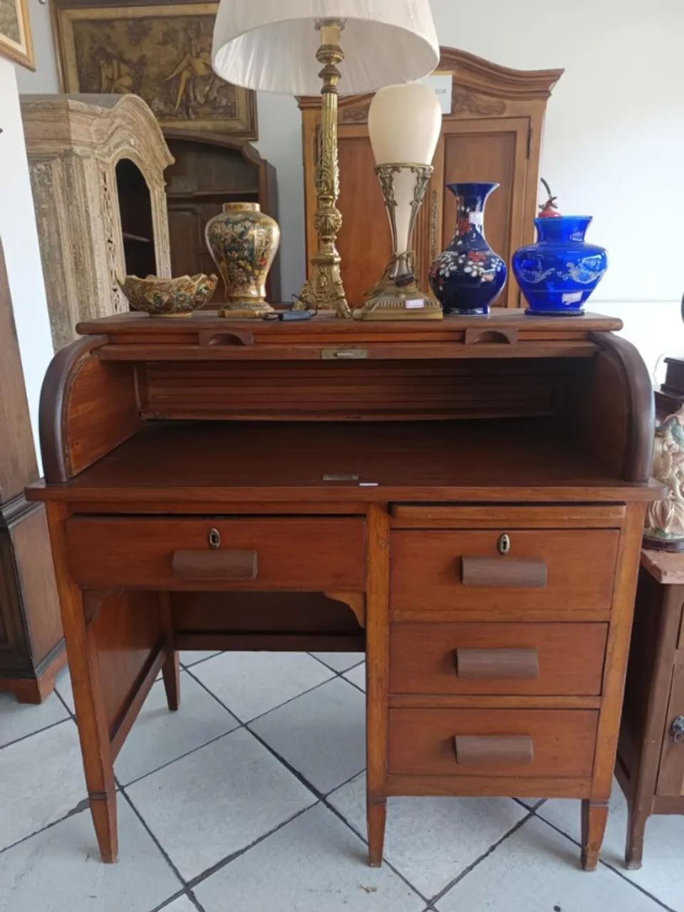 Escrivaninha Antiga de madeira com tampo de rolos - Foto 3