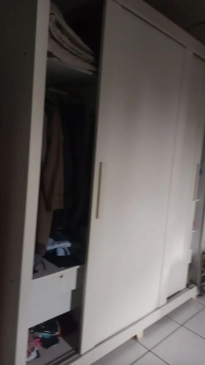 Guarda-Roupa Branco com Portas de Correr