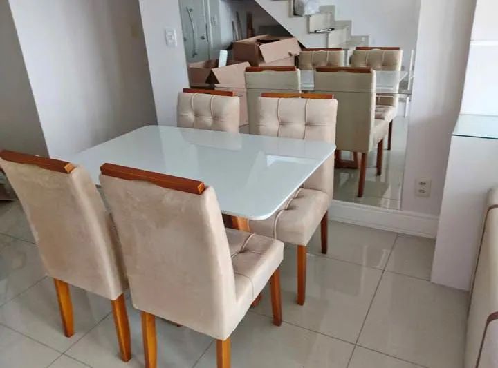 Mesa de Jantar Elegante com 4 cadeiras e tampo com vidro 