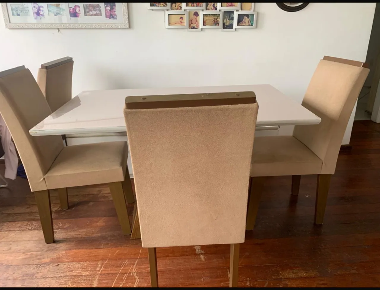 Mesa de Jantar com 4 Cadeiras em Ótimo Estado