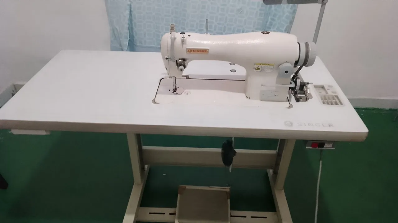 Máquina de Costura Industrial Singer