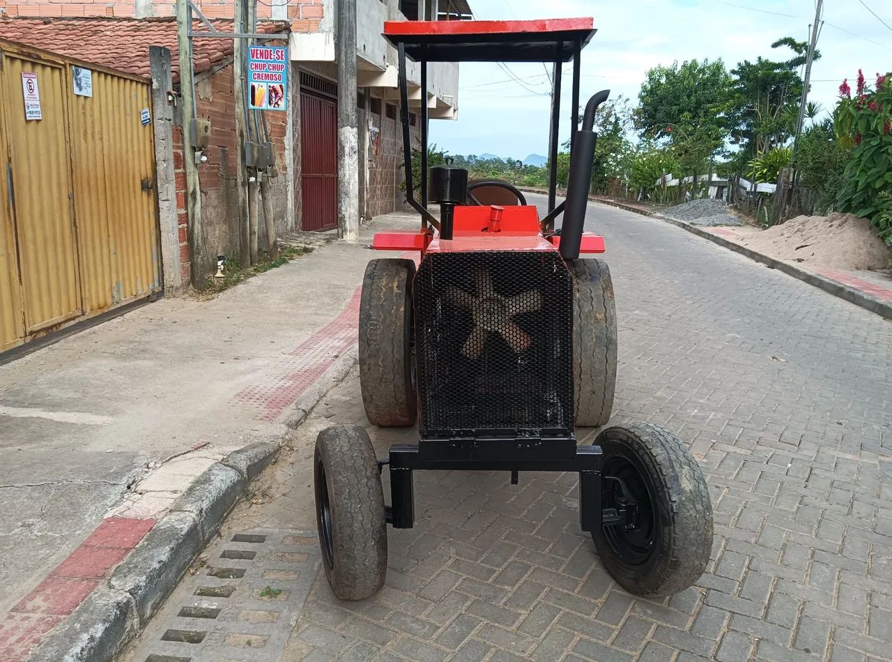 Trator caseiro com roçadeira em ótimo estado