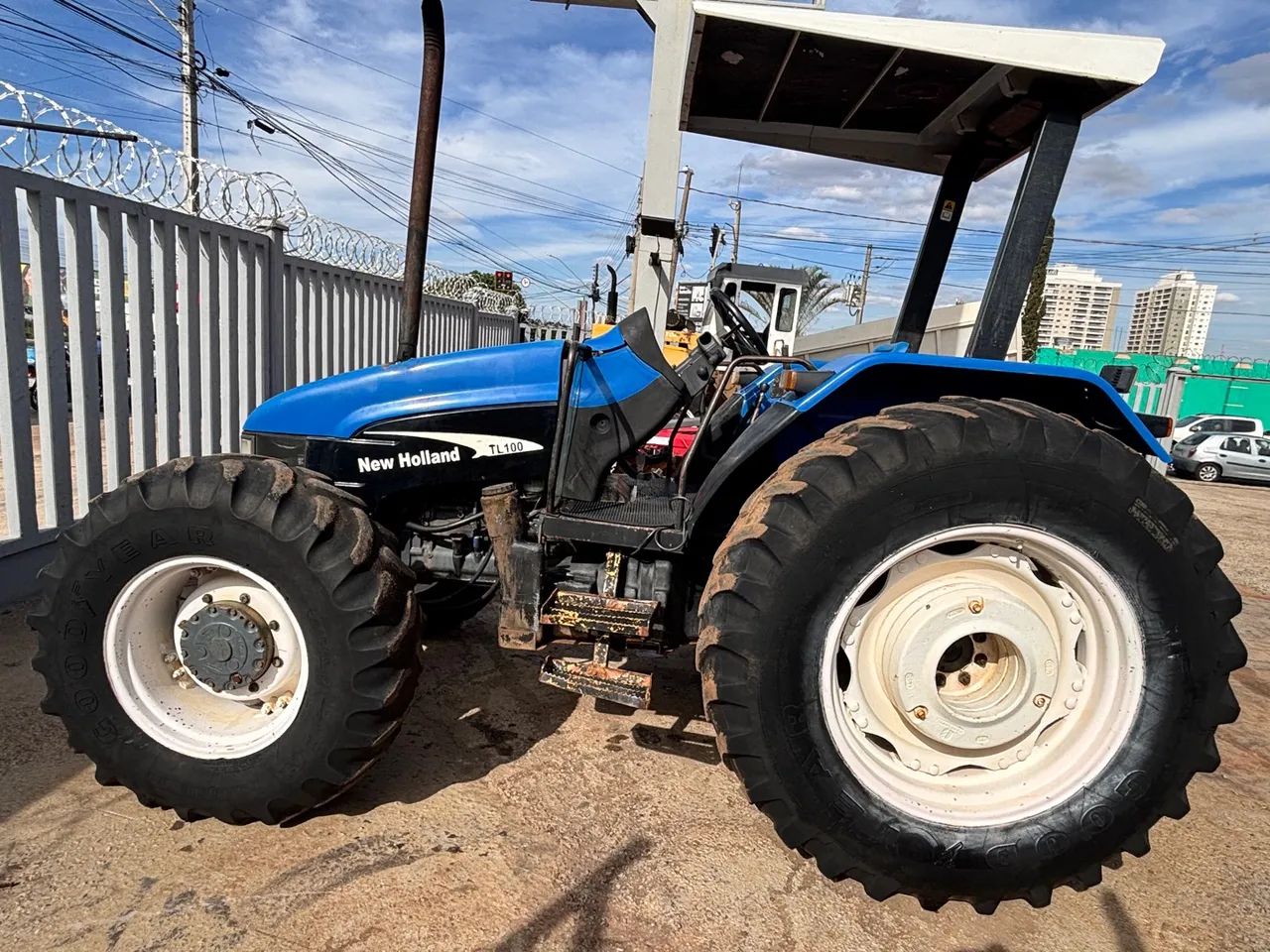 Trator New Holland TL100 2002- Potência e Eficiência - Tratores e ...