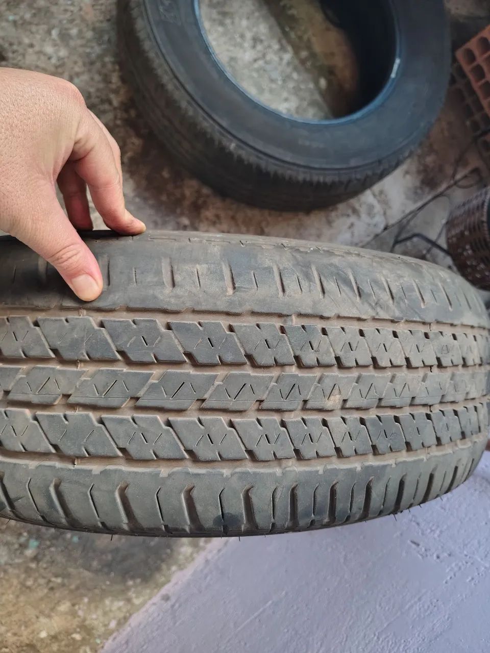 Vendo Pneus Meia Vida 205/65 R16 - Foto 4