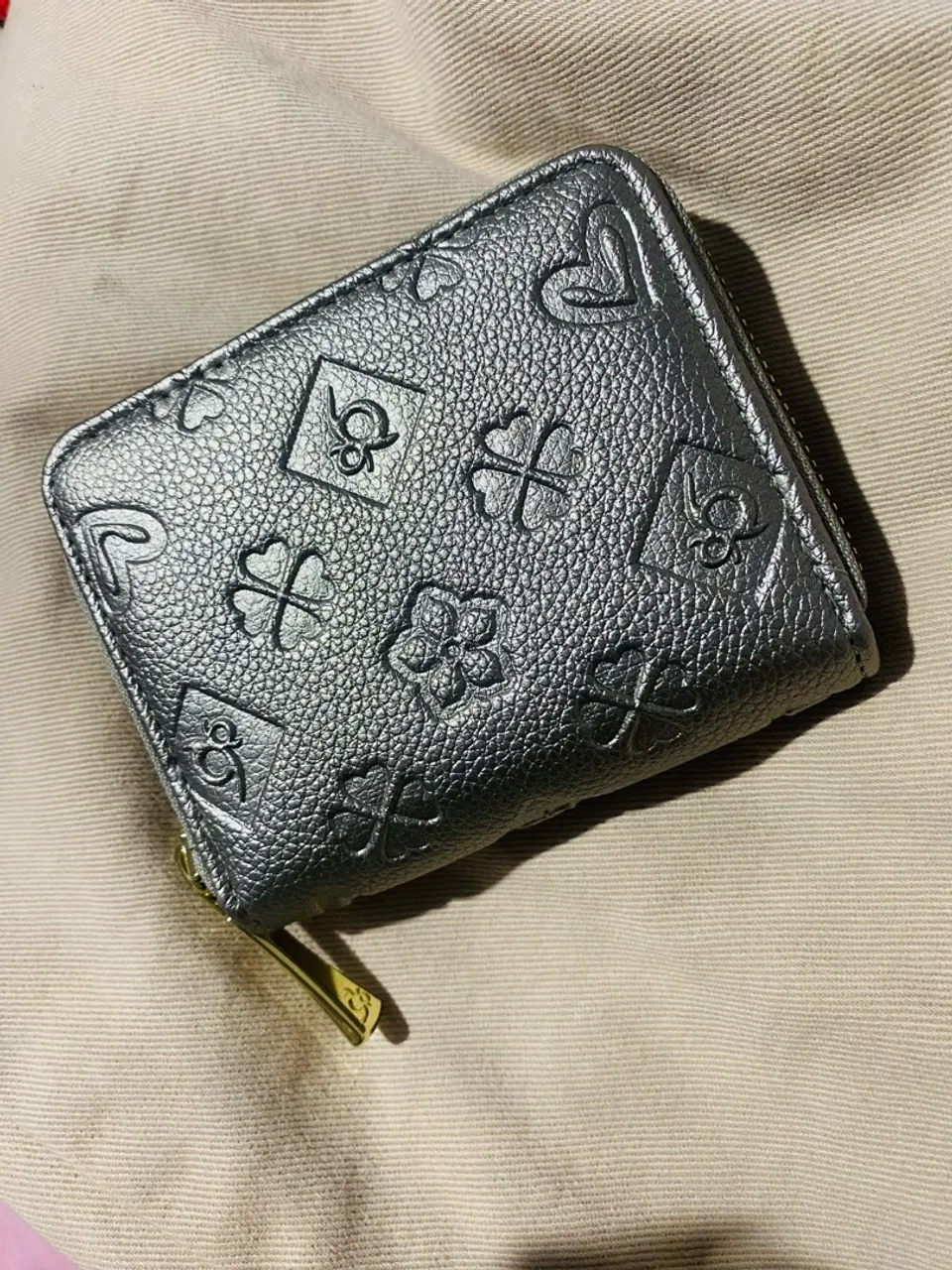 Carteira Prateada com Detalhes ?