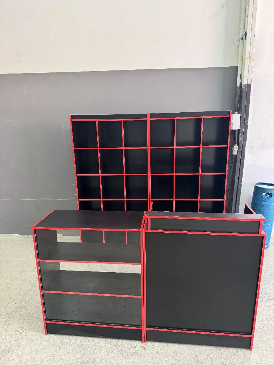 Balcão com colmeia para loja MDF preto vermelho 