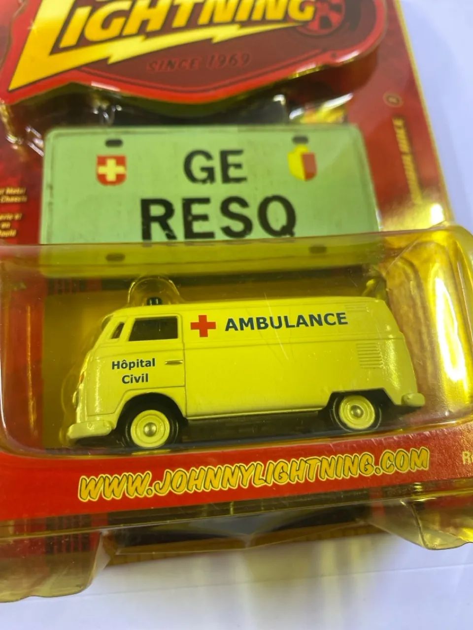 Johnny Lightning Kombi Ambulância com placa - Foto 4