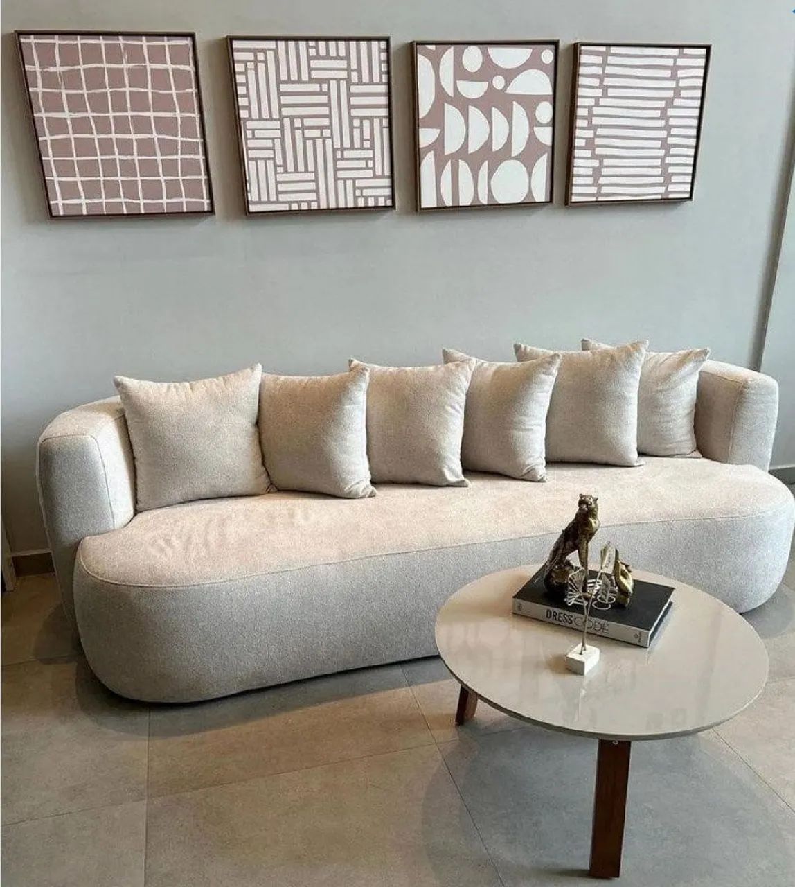 Sofá 3 lugares. Comprado na bemol recente. Com nota fiscal.  Bege com almofadas