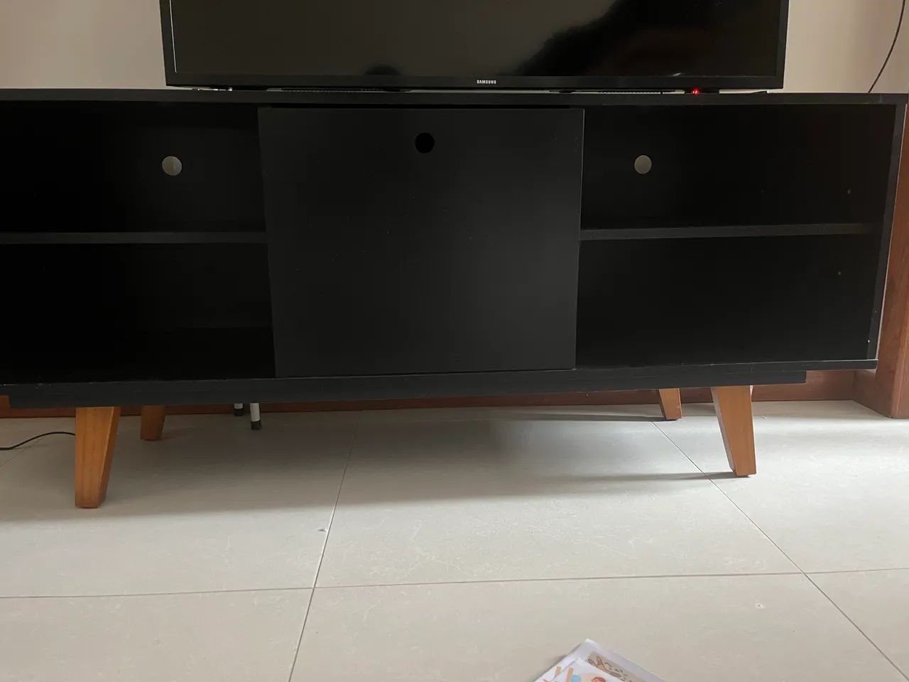 Rack: medidas comprimento de 1,36 m, largura de 40 cm e altura de 59 cm.