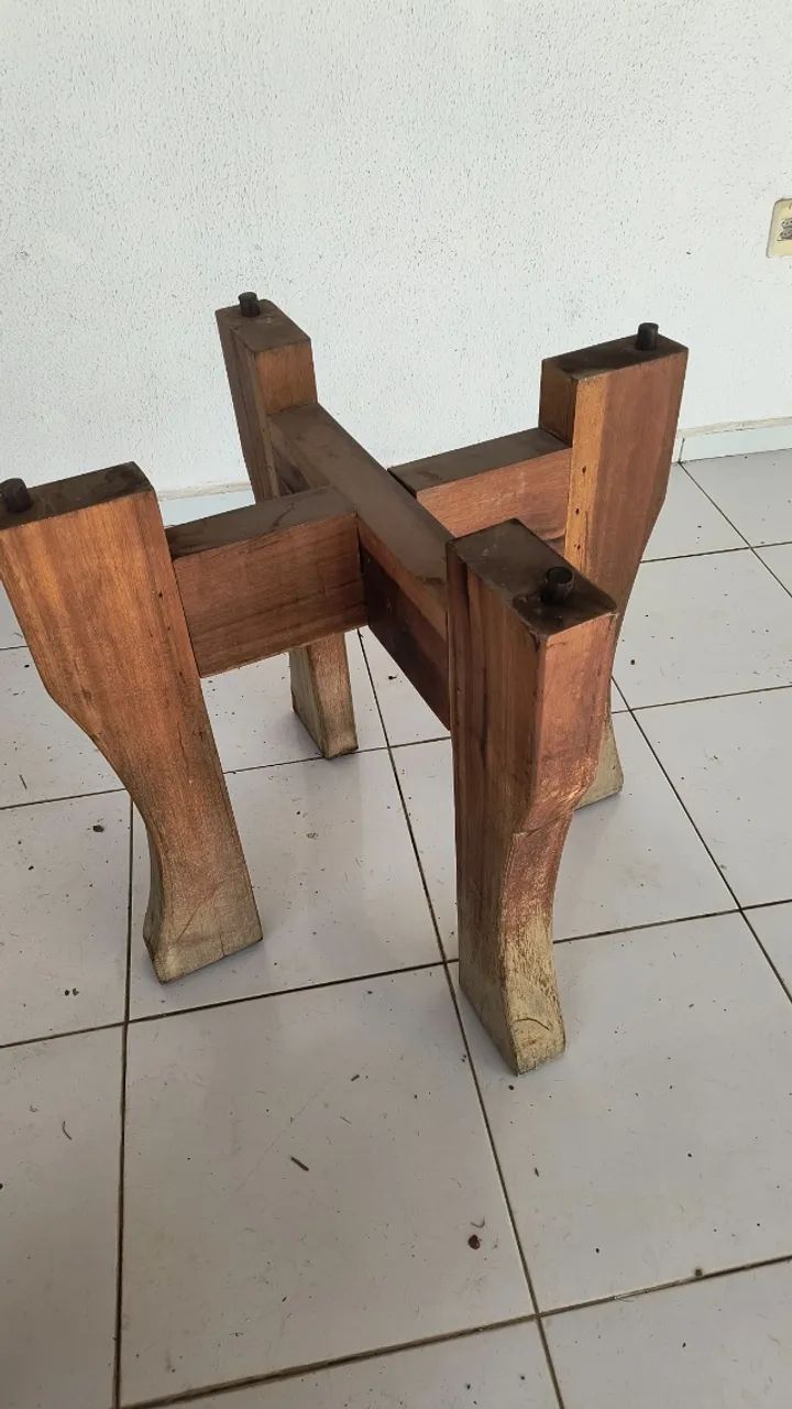 Conjunto mesa e 6 cadeiras de madeira maciça  - Foto 3