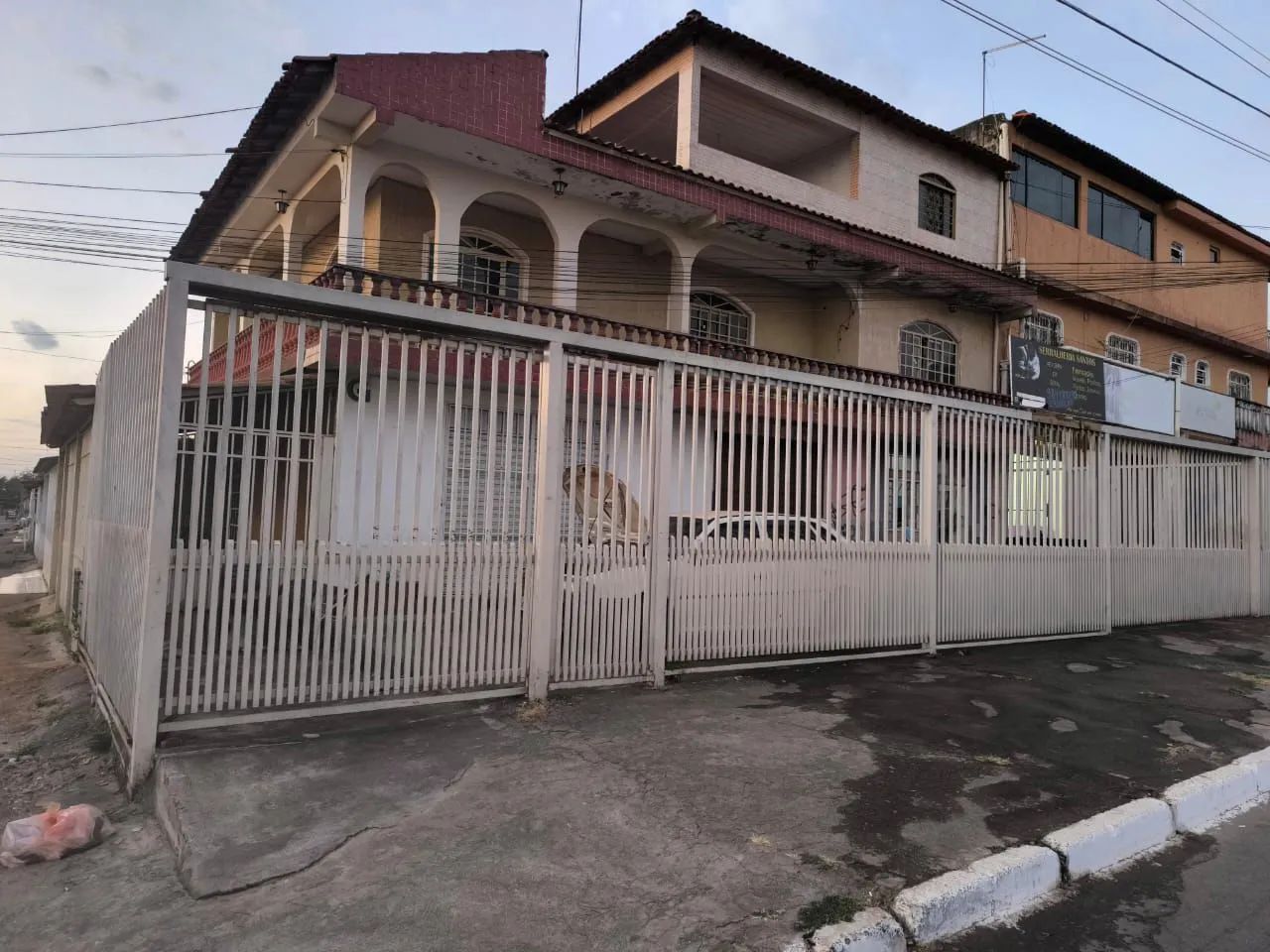 Sobrado de 3 andares de esquina.