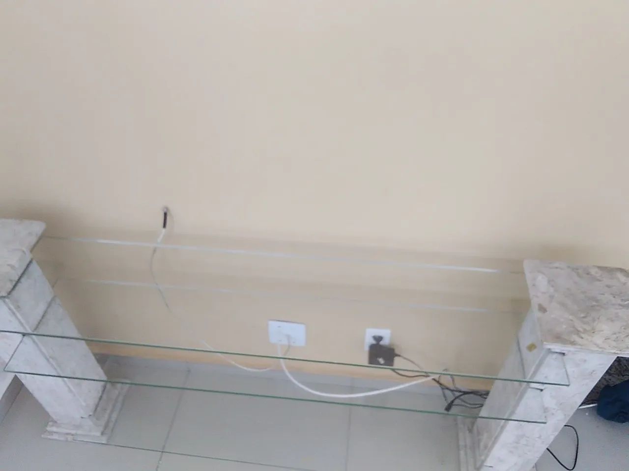 Estante de vidro com mármore 