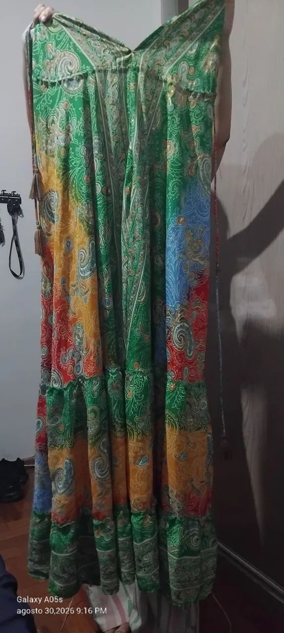 vestido longo estampado em estilo de catálogo de loja - Foto 2