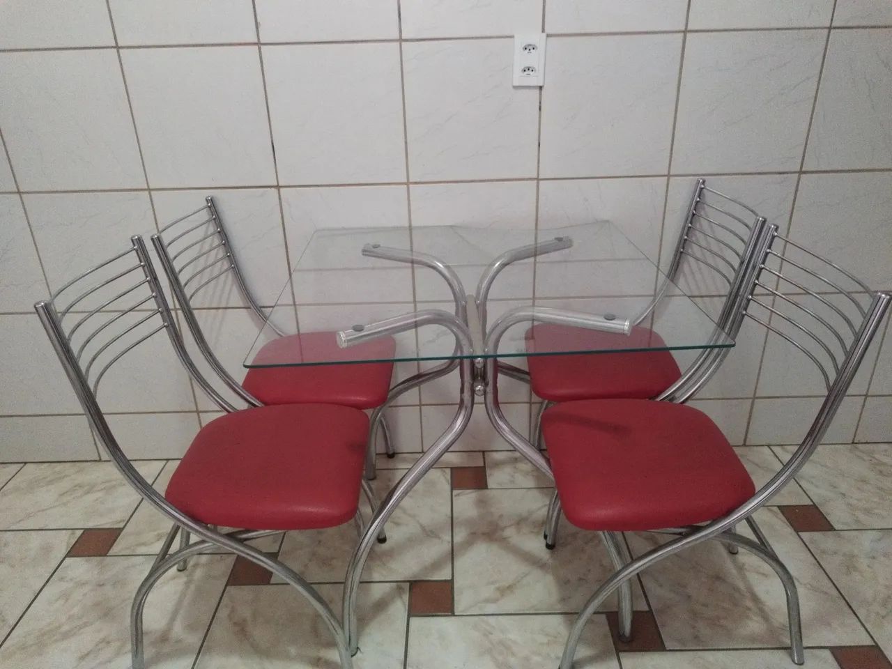 LINDA MESA COM 4 CADEIRAS