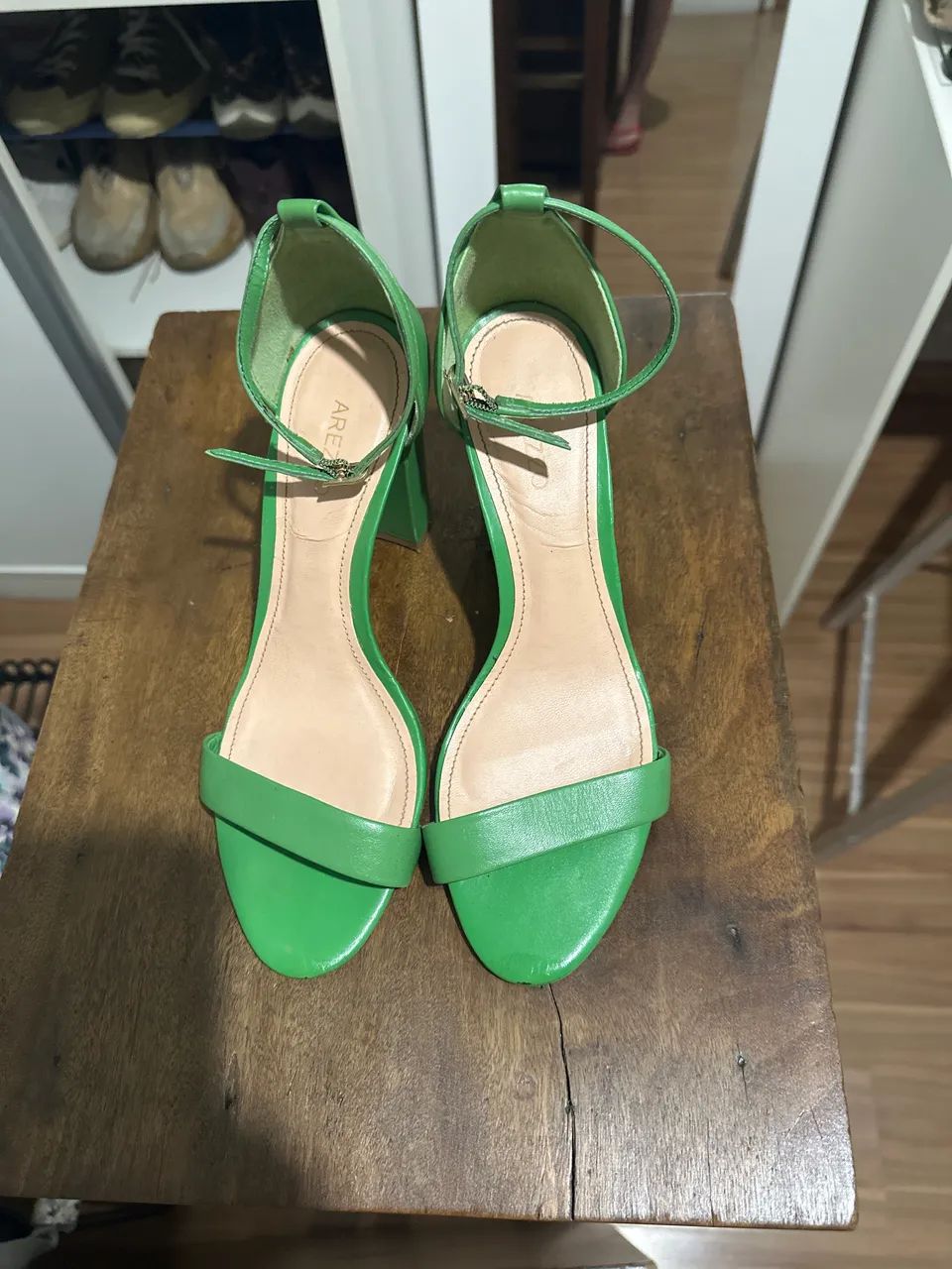 Sandália Arezzo semi nova