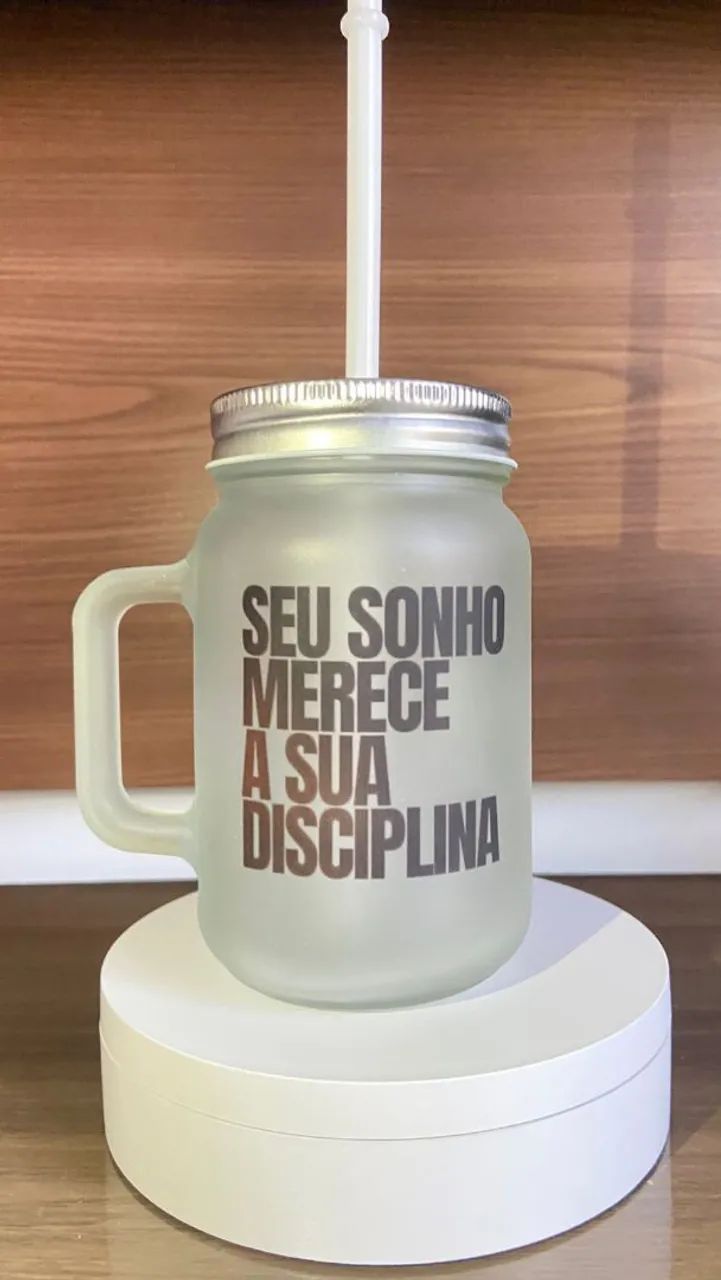 Caneca com canudo personalizada 