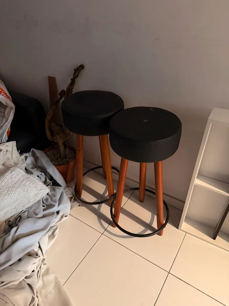 2 banquetas pretas com pés de madeira 