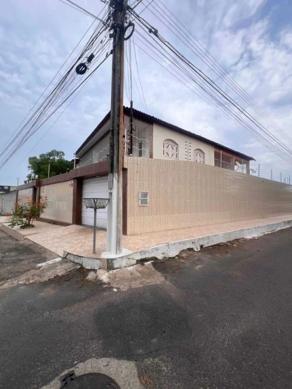 CASA DUPLEX EM RUA PÚBLICA NO SUÍÇA [3164]