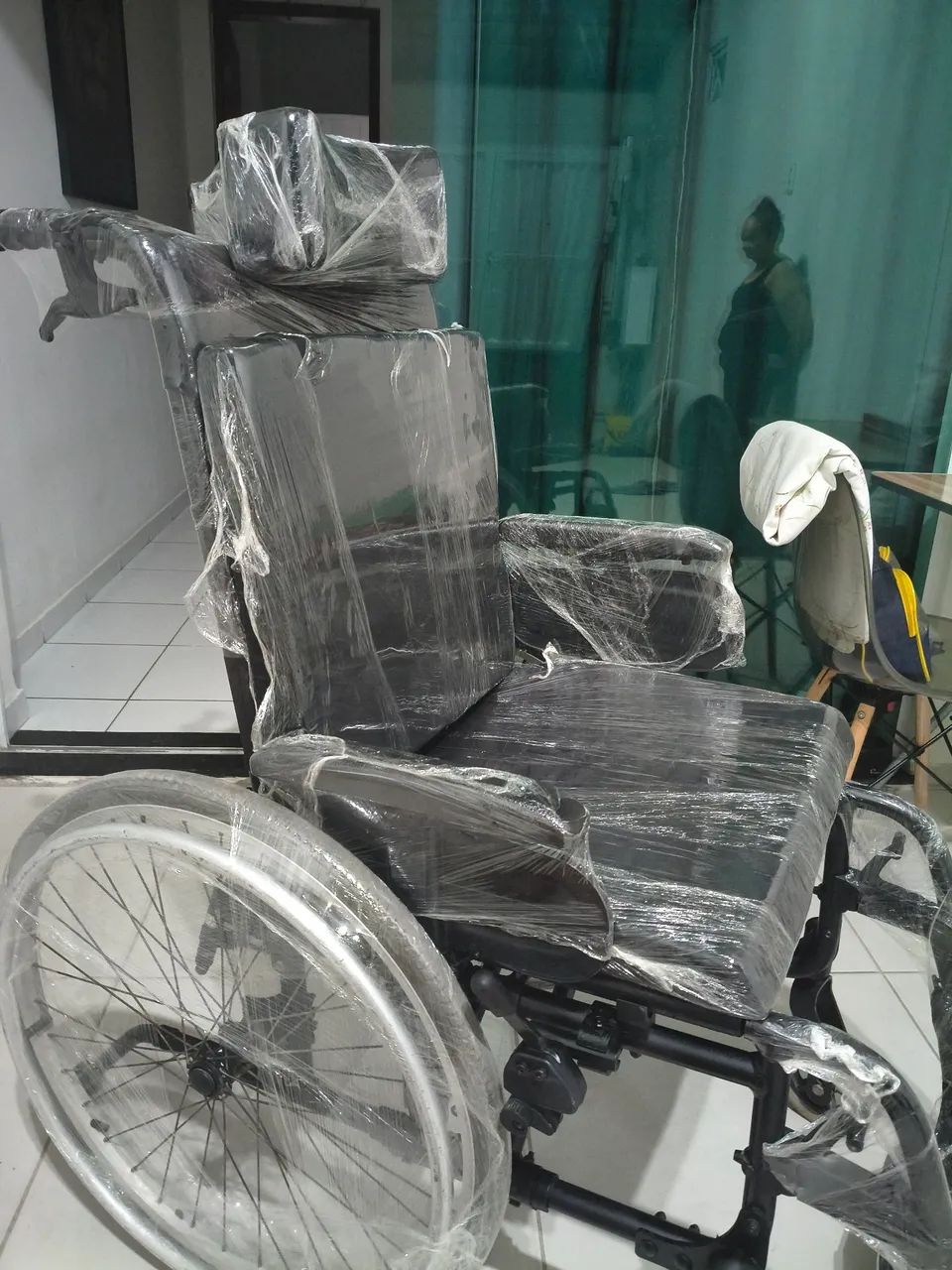 Cadeira de roda reclinável com encosto de cabeça - Foto 2