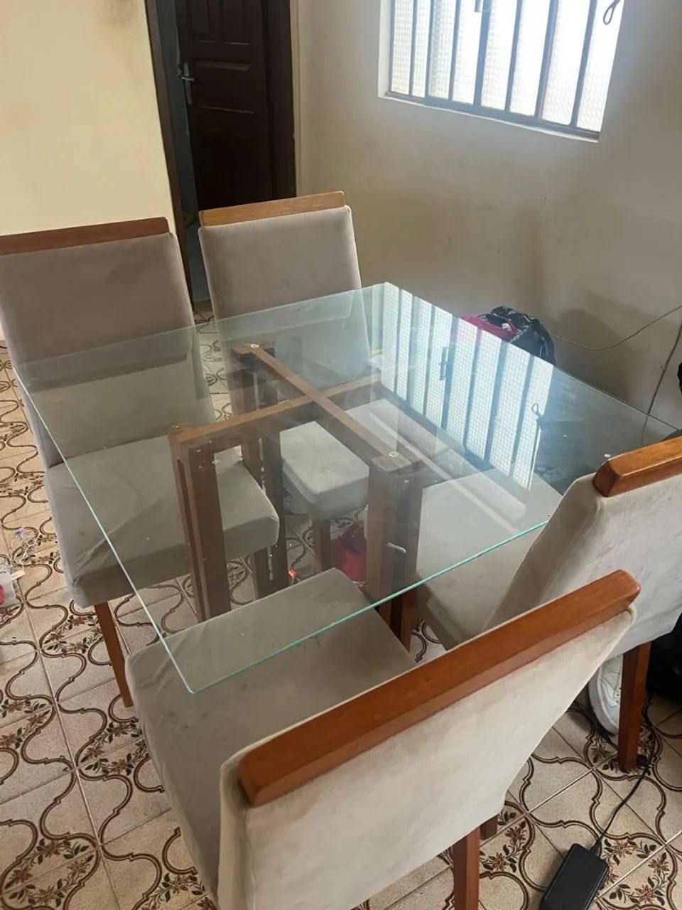 Mesa de vidro com 4 cadeiras estofadas e sem avarias. - Foto 2