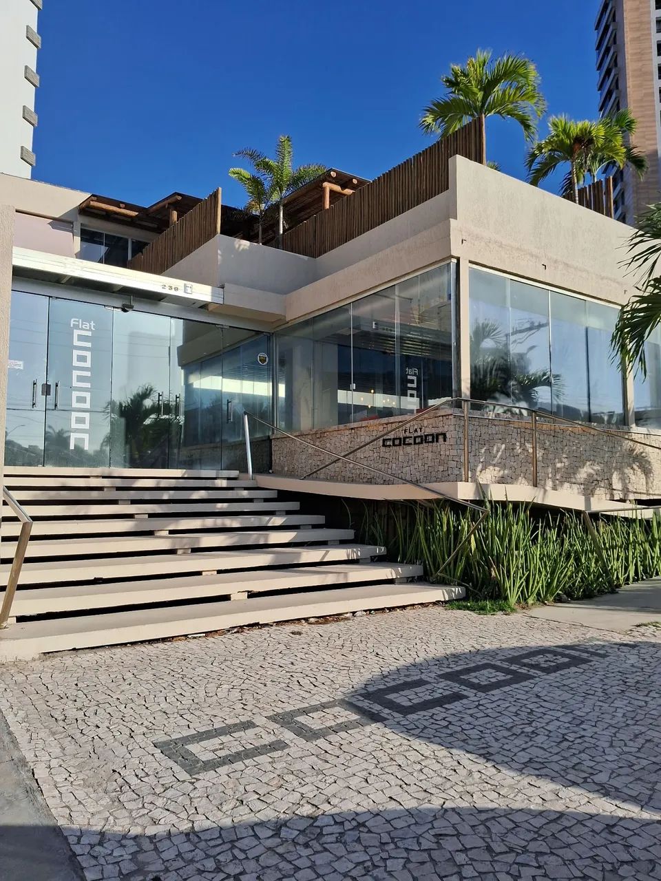 FLAT ENCANTADOR A UM PASSO DA PRAIA - Foto 3