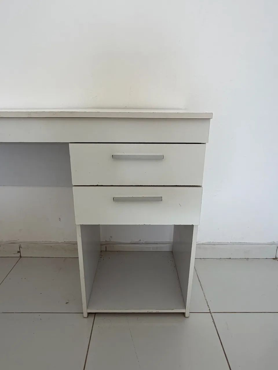 Escrivaninha branca com duas gavetas  - Foto 2