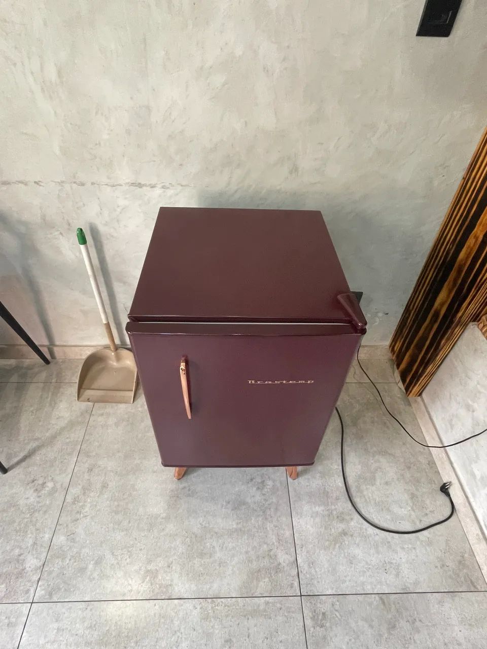 Frigobar Retrô Brastemp 76L cor Marsala - Foto 2