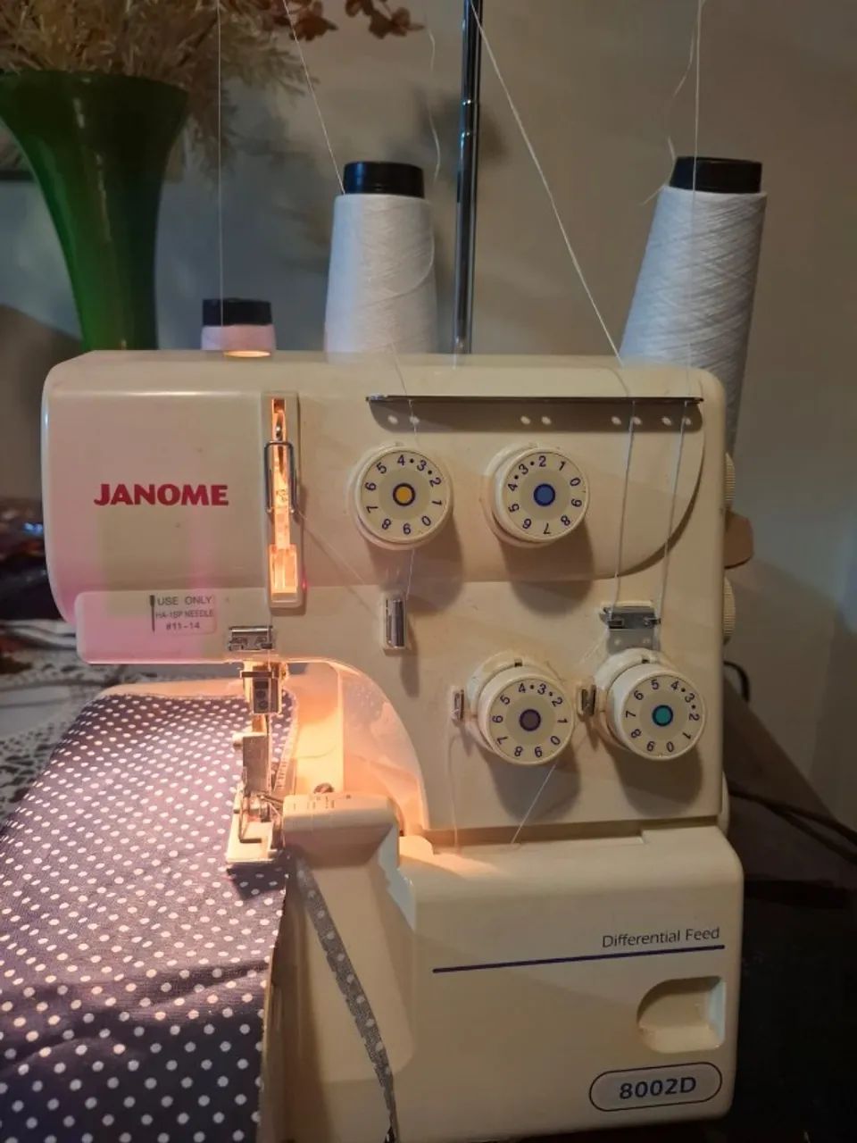Máquina Overlock Janome 8002D - Foto 4