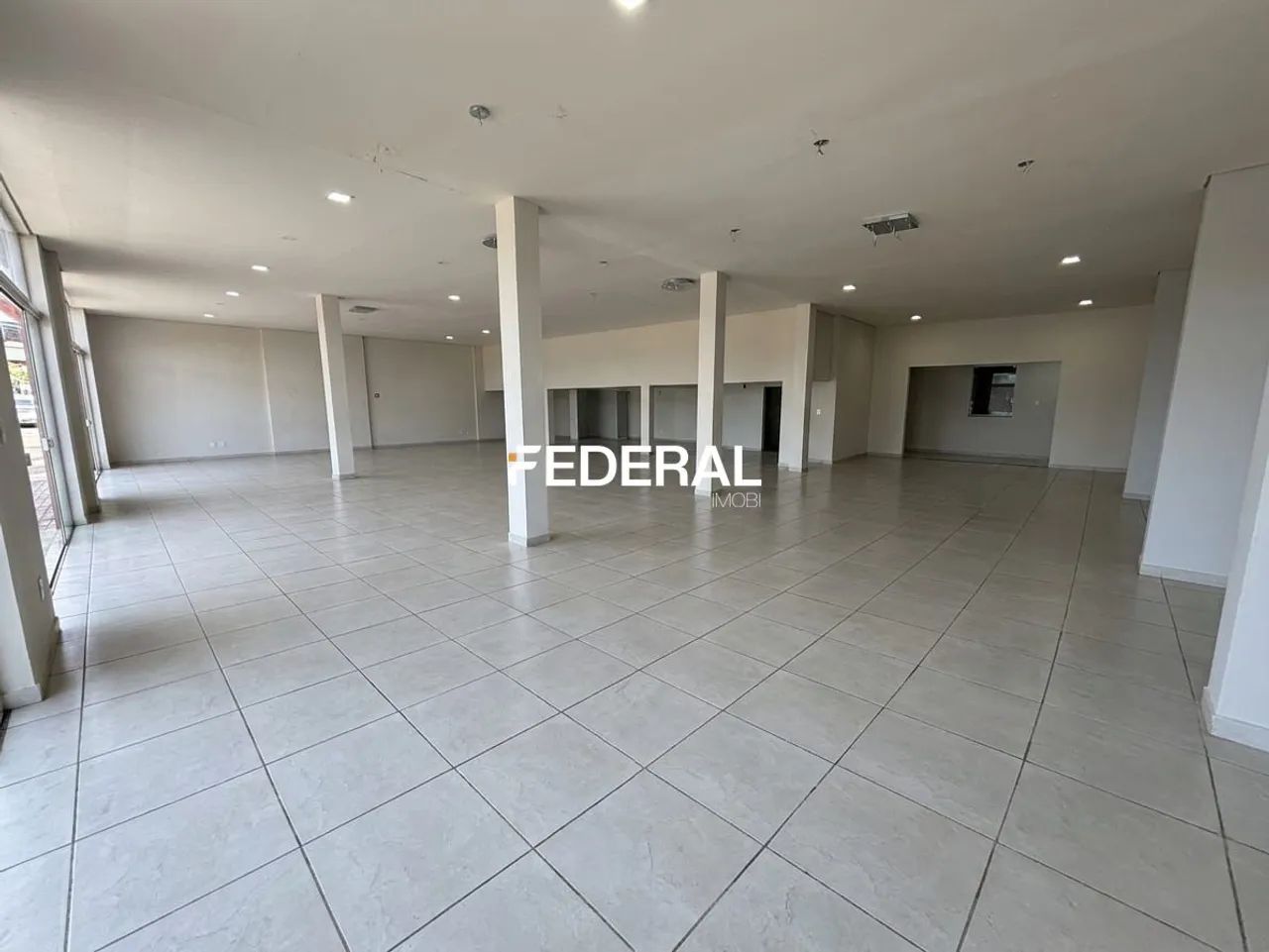 Prédio comercial para alugar com 802m², 3 salas, 3 banheiros e 15 vagas de garag