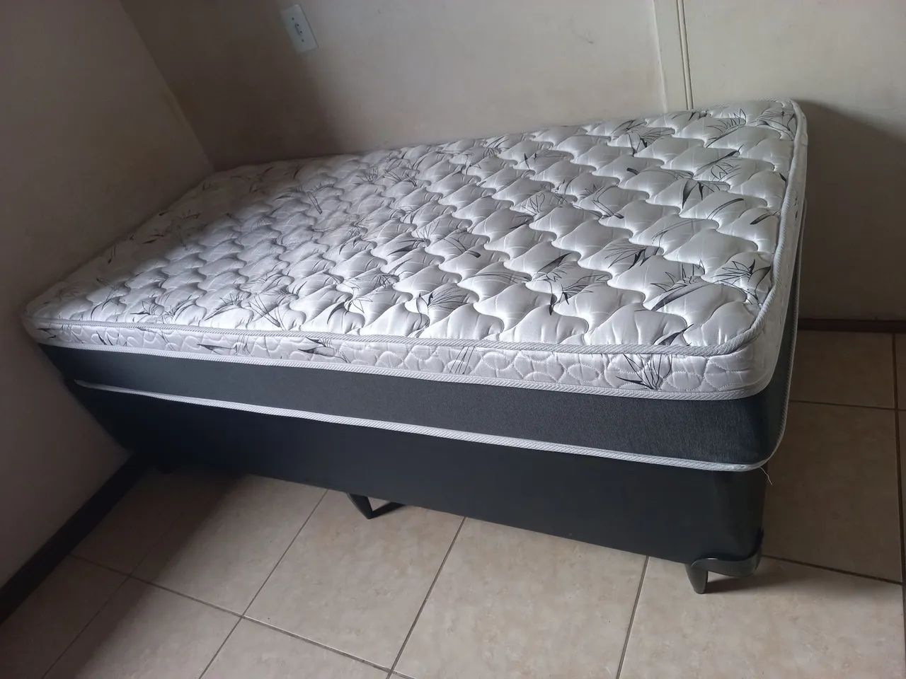 Vendo cama box solteiro com colchão  - Foto 3