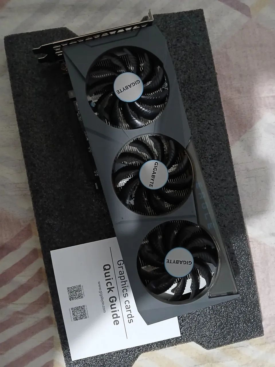 RX 6600 EAGLE TRIPLE FAN - Foto 3