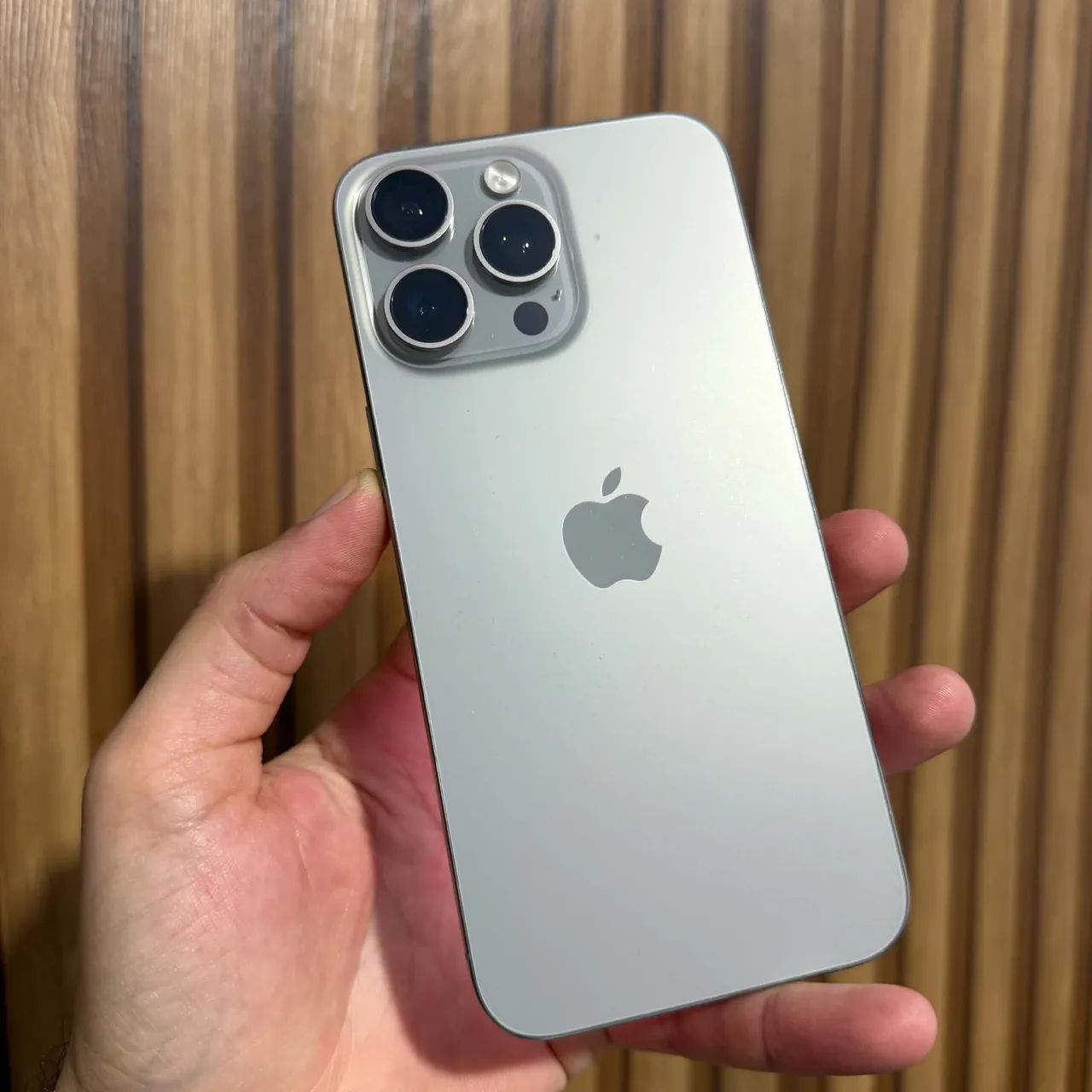 iPhone 15 Pro Max 256GB sem detalhe, com nota e carregador.