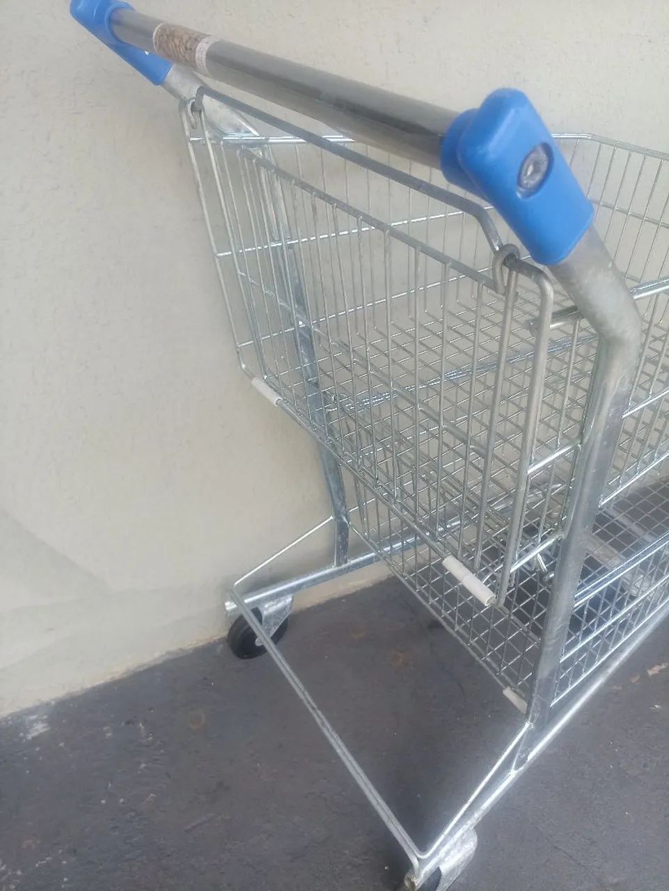Carrinho multiuso com rodinhas bem conservado. - Foto 4