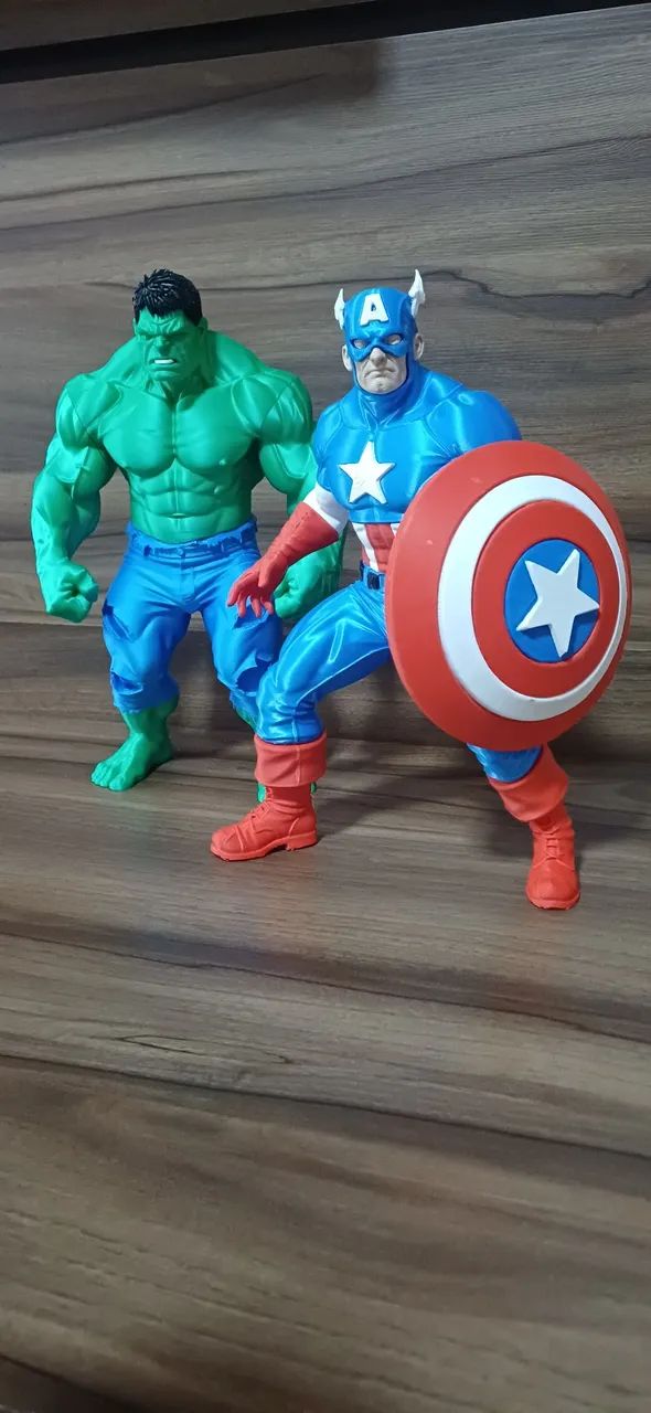 Hulk + capitao america boneco 