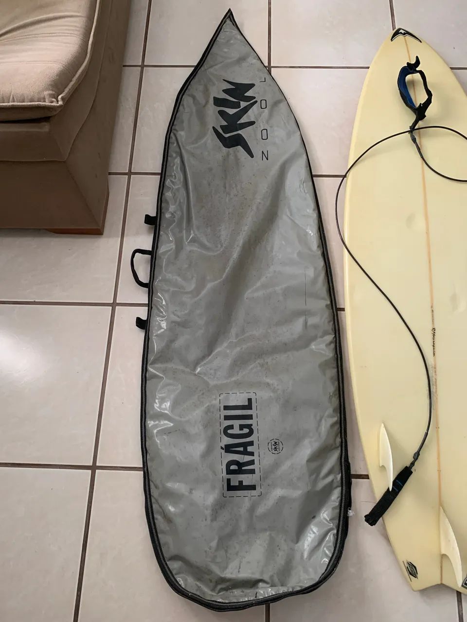 Vendo excelente prancha de surf triquilha completa mais capa - Foto 4