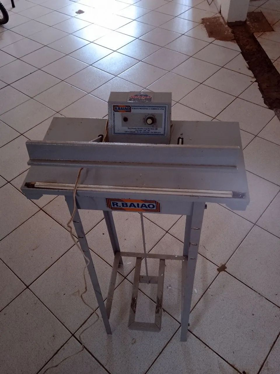 Seladora a pedal da marca R. Baião 