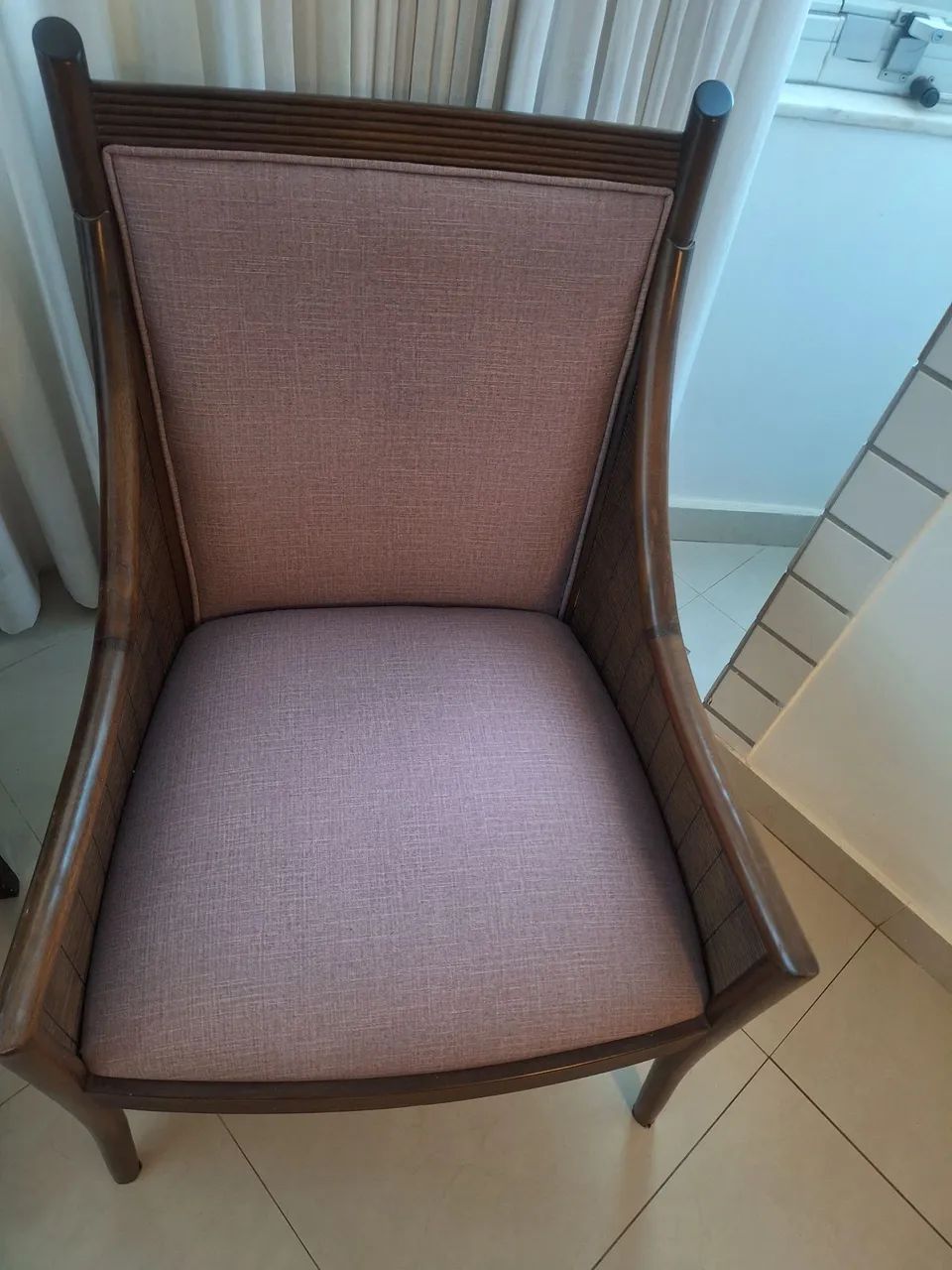 Slightly used chairs and table for decoration.65562846306946124