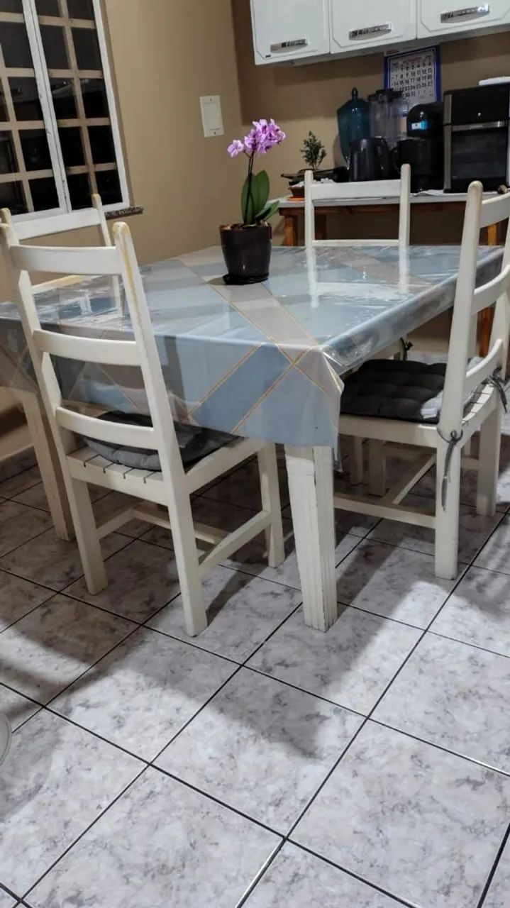 Jogo de mesa com cadeira em madeira 