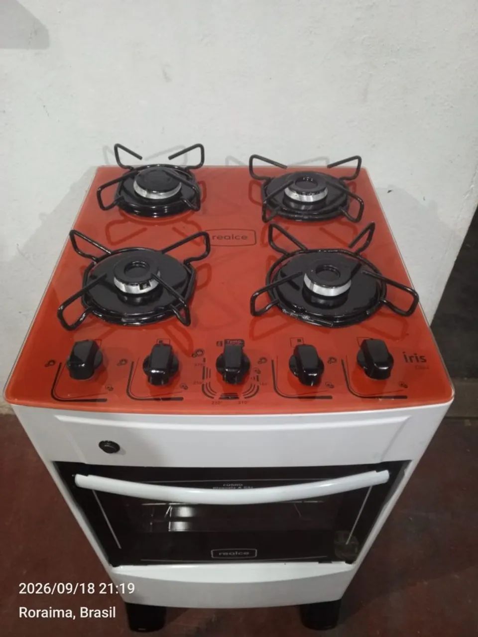 Fogão 4 bocas com seu acendimento automático funcionando perfeitamente 
