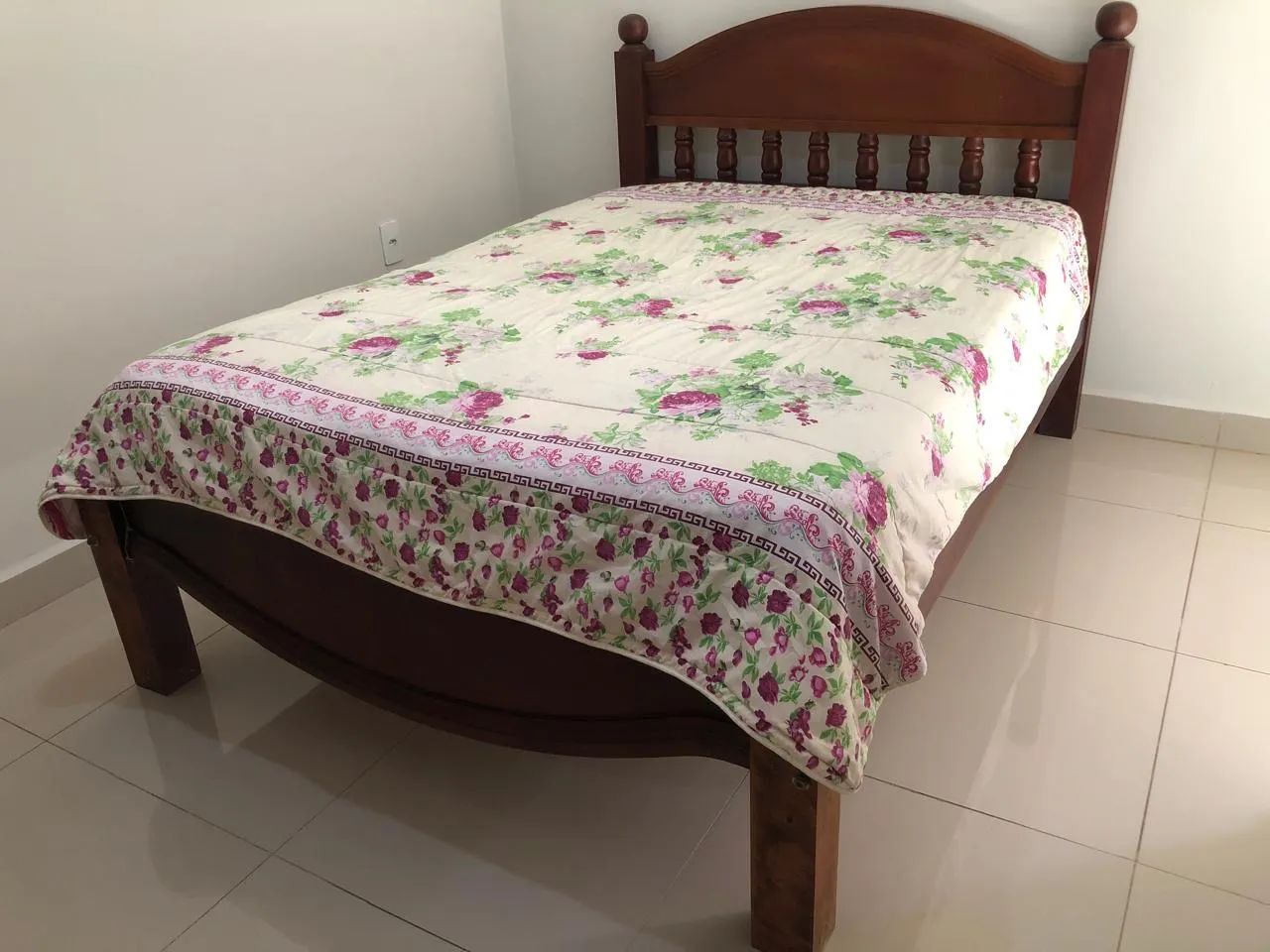 Cama de casal em madeira maciça imbuia