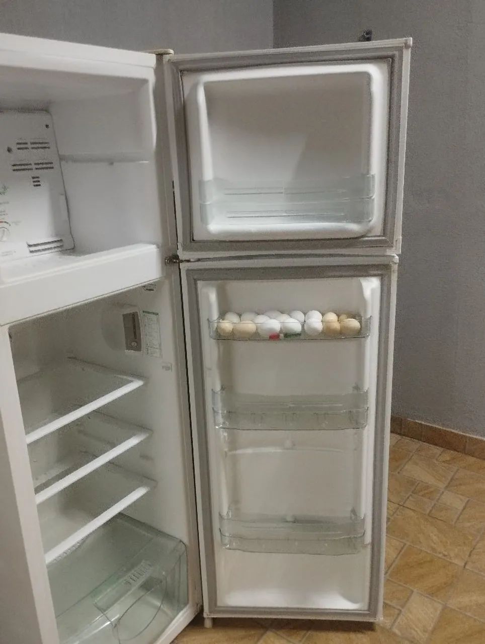 Vendo geladeira semi nova  - Foto 3