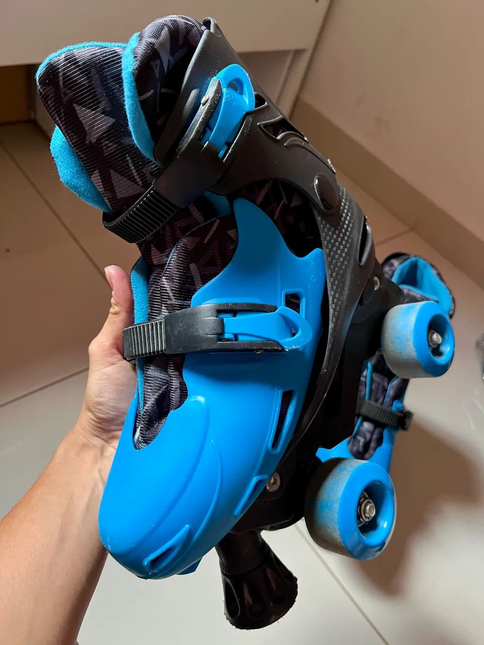 Patins Roller 4 Rodas Azul/Preto - Semi Novo - Foto 2