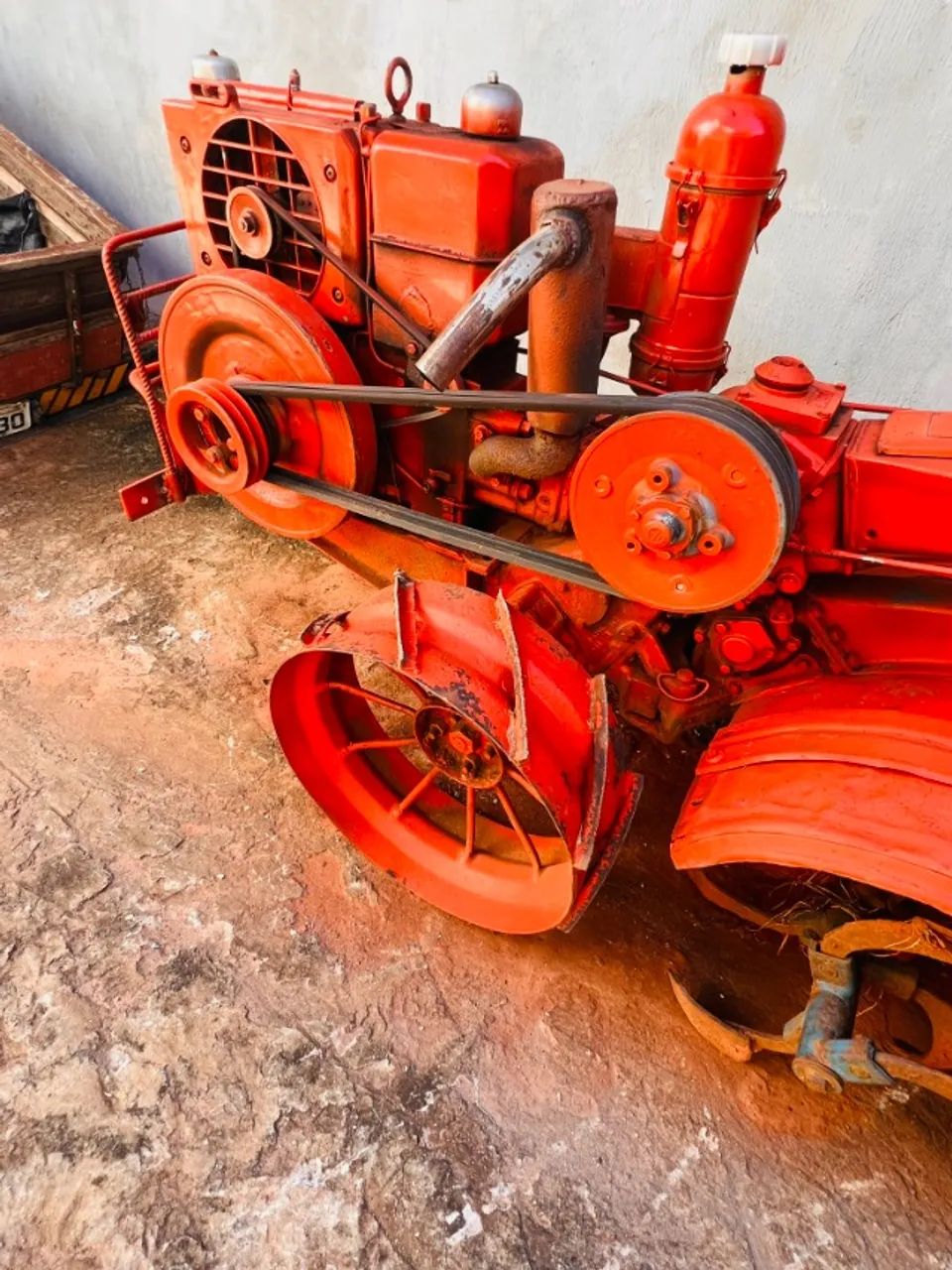 Microtrator Tobata 9 cv - Modelo KNDR-9, com reboque documentado.