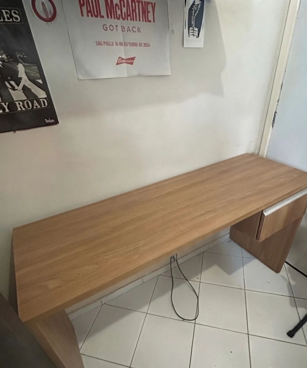 Mesa de madeira boa + estante 