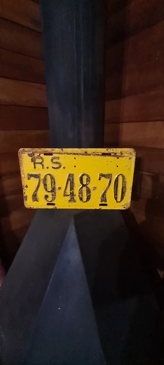 Placa antiga amarela 