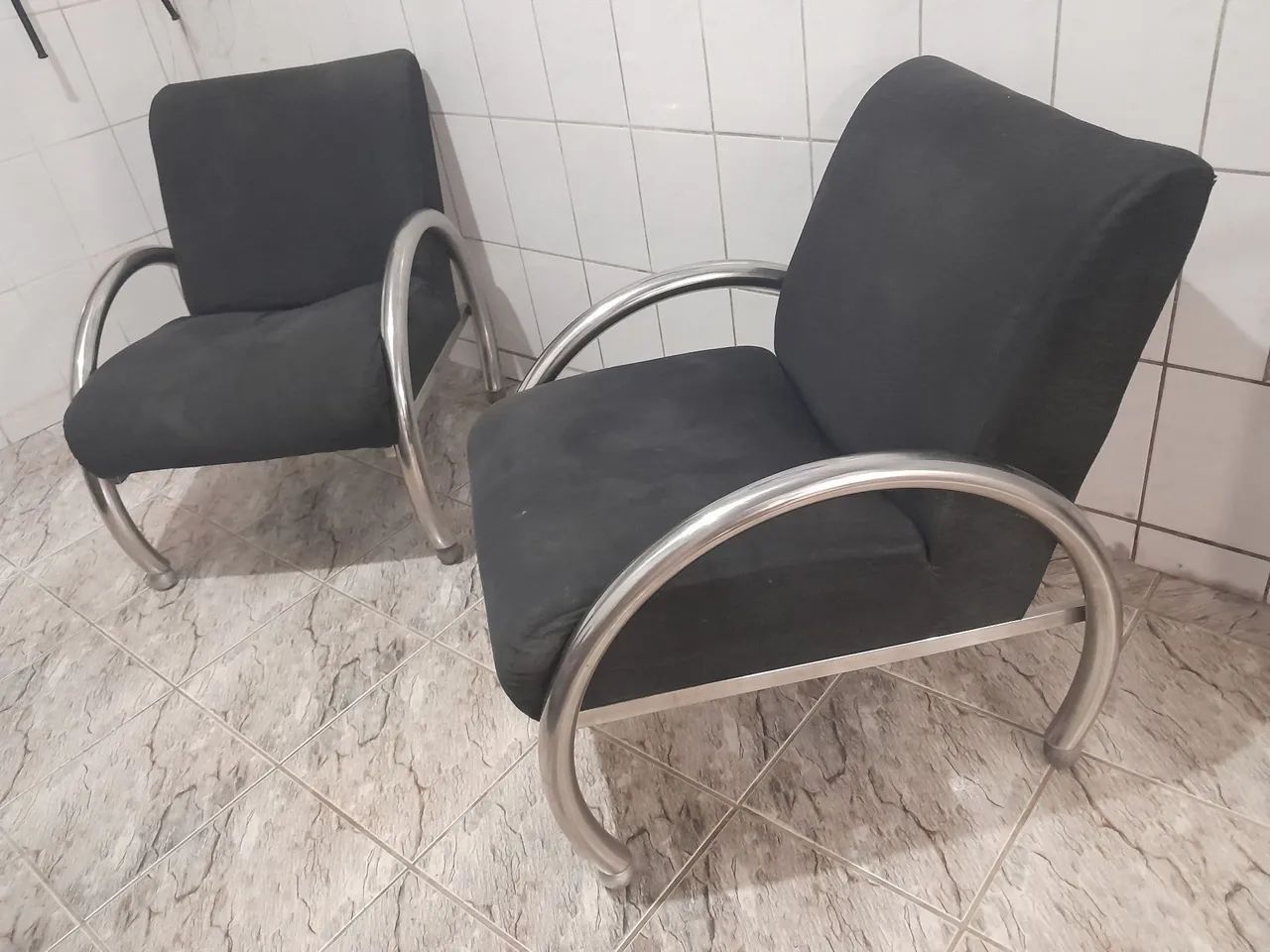 Poltronas com estrutura em inox