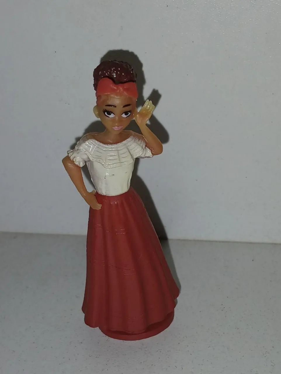 BONECO MINIATURA DISNEY ENCANTO DOLORES MADRIGAL